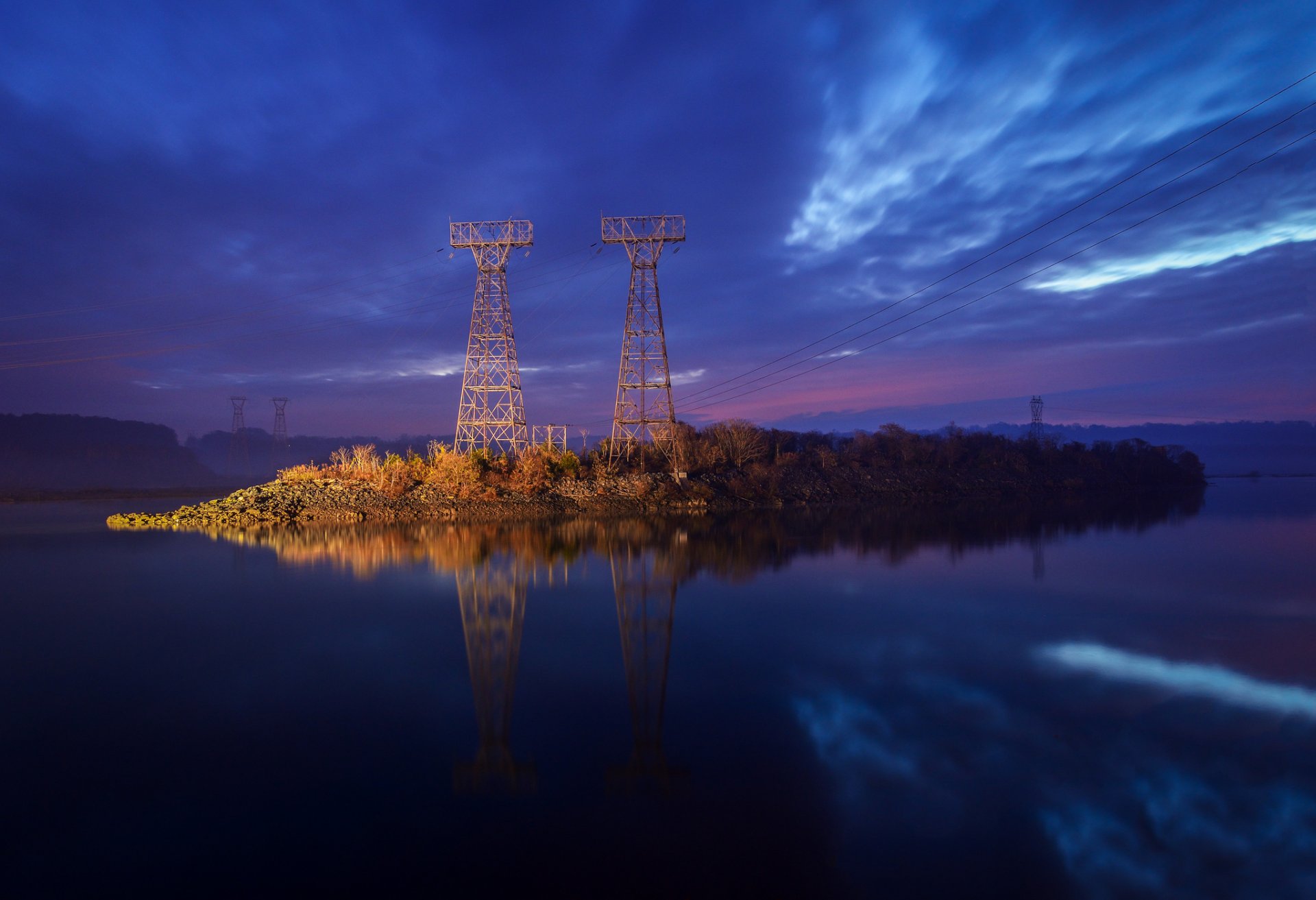 río agua superficie reflexión orilla línea de transmisión cables noche azul púrpura cielo nubes naturaleza