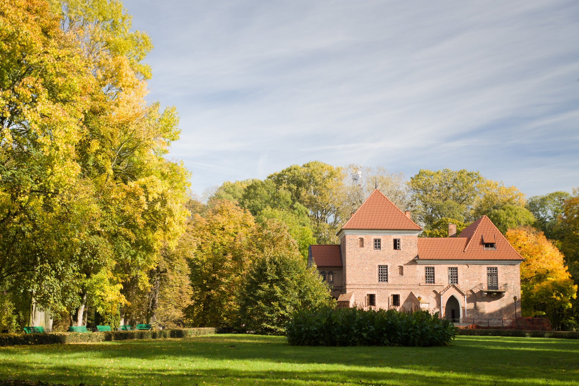 kutno polska zamek architektura dom jesień park drzewa ławki przyroda