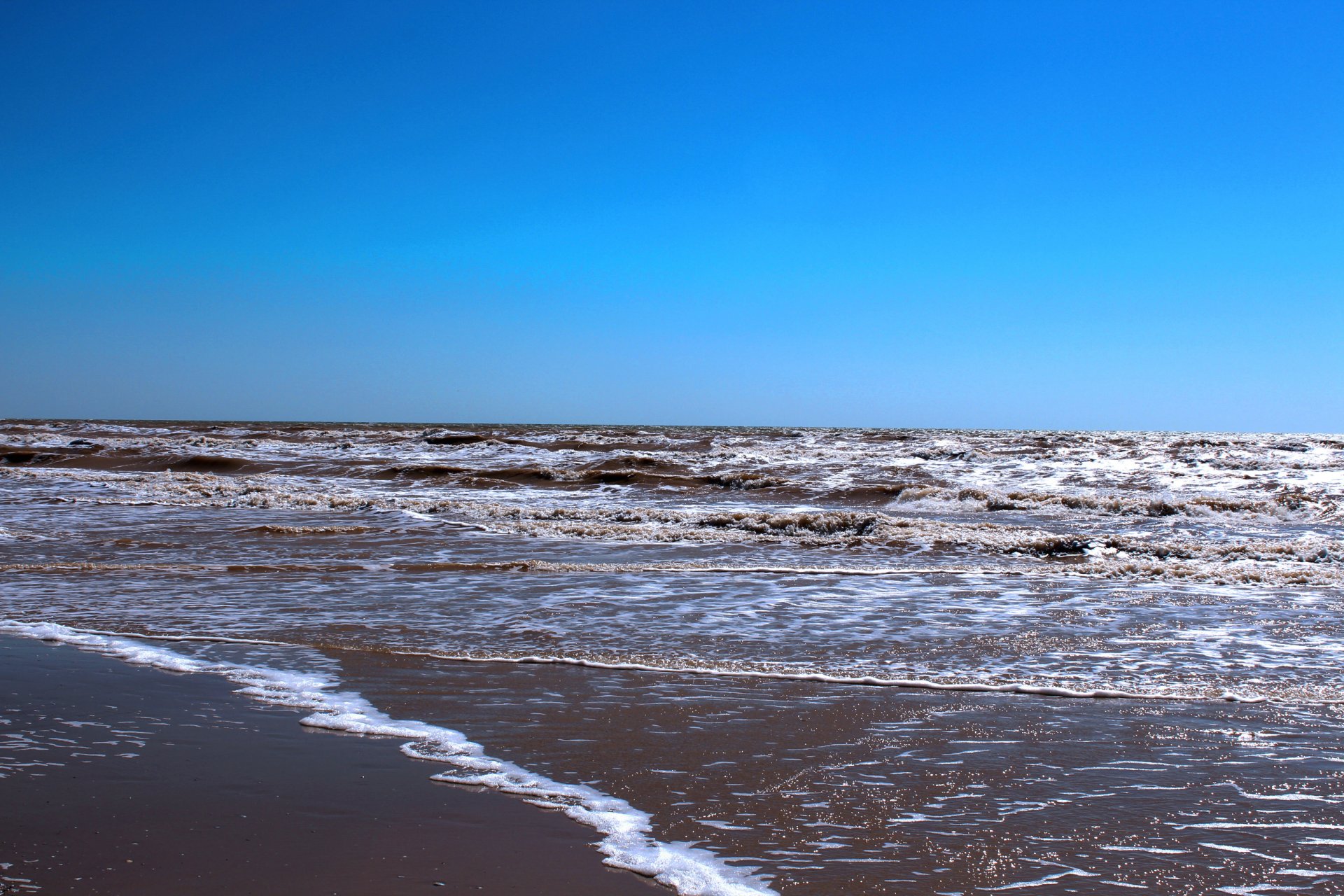 mare mar d azov sabbia impronte sulla sabbia foto