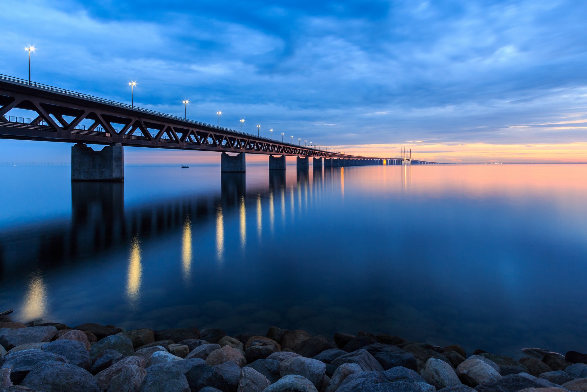 schweden brücke lichter laternen ufer steine meerenge abend sonnenuntergang himmel wolken wolken landschaft