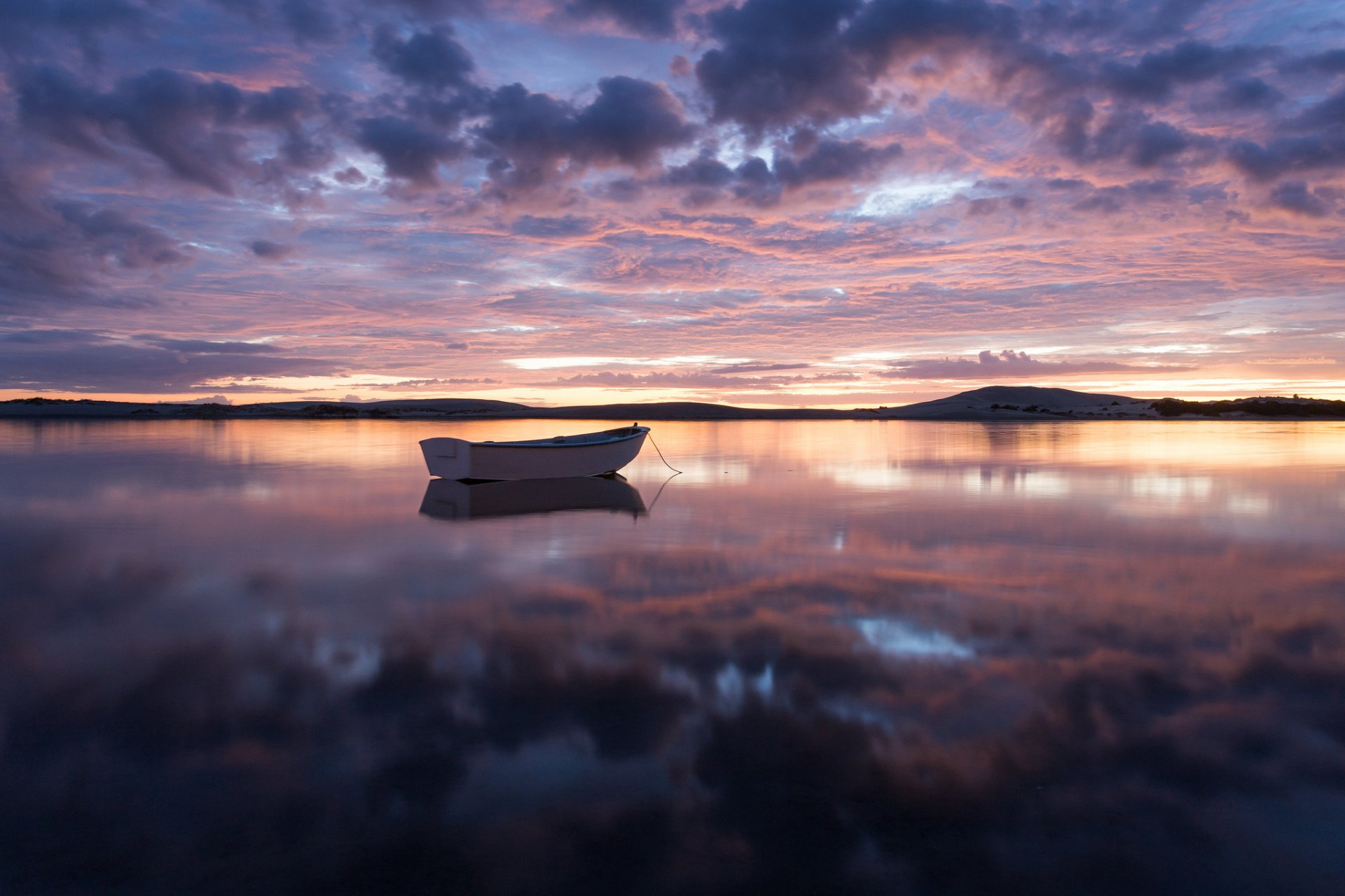 nueva zelanda puerto bahía costa barco tarde puesta del sol cielo nubes reflexión