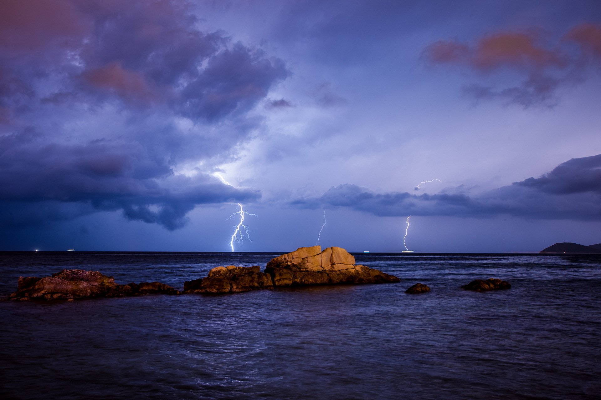 mare notte fulmini paesaggio