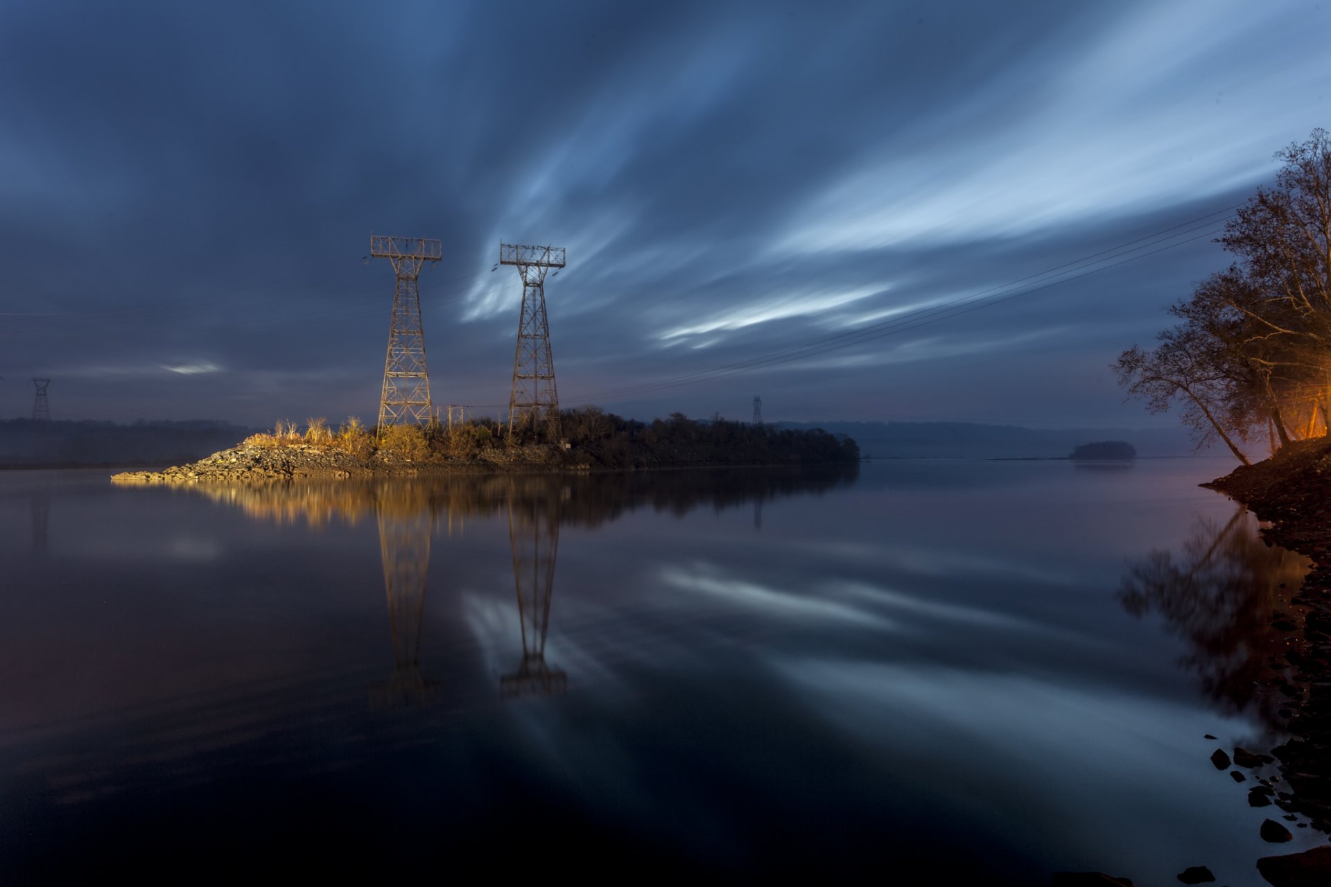 fluss wasser oberfläche reflexion ufer stromleitung drähte abend blau himmel wolken natur