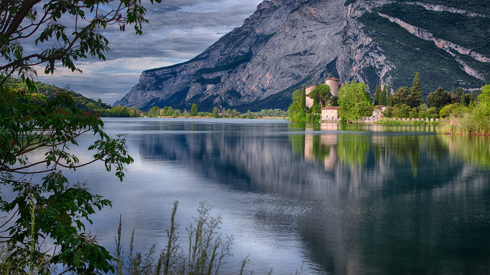 castel toblino trentino włochy jezioro toblino zamek toblino jezioro toblino krajobraz góry powierzchnia wody