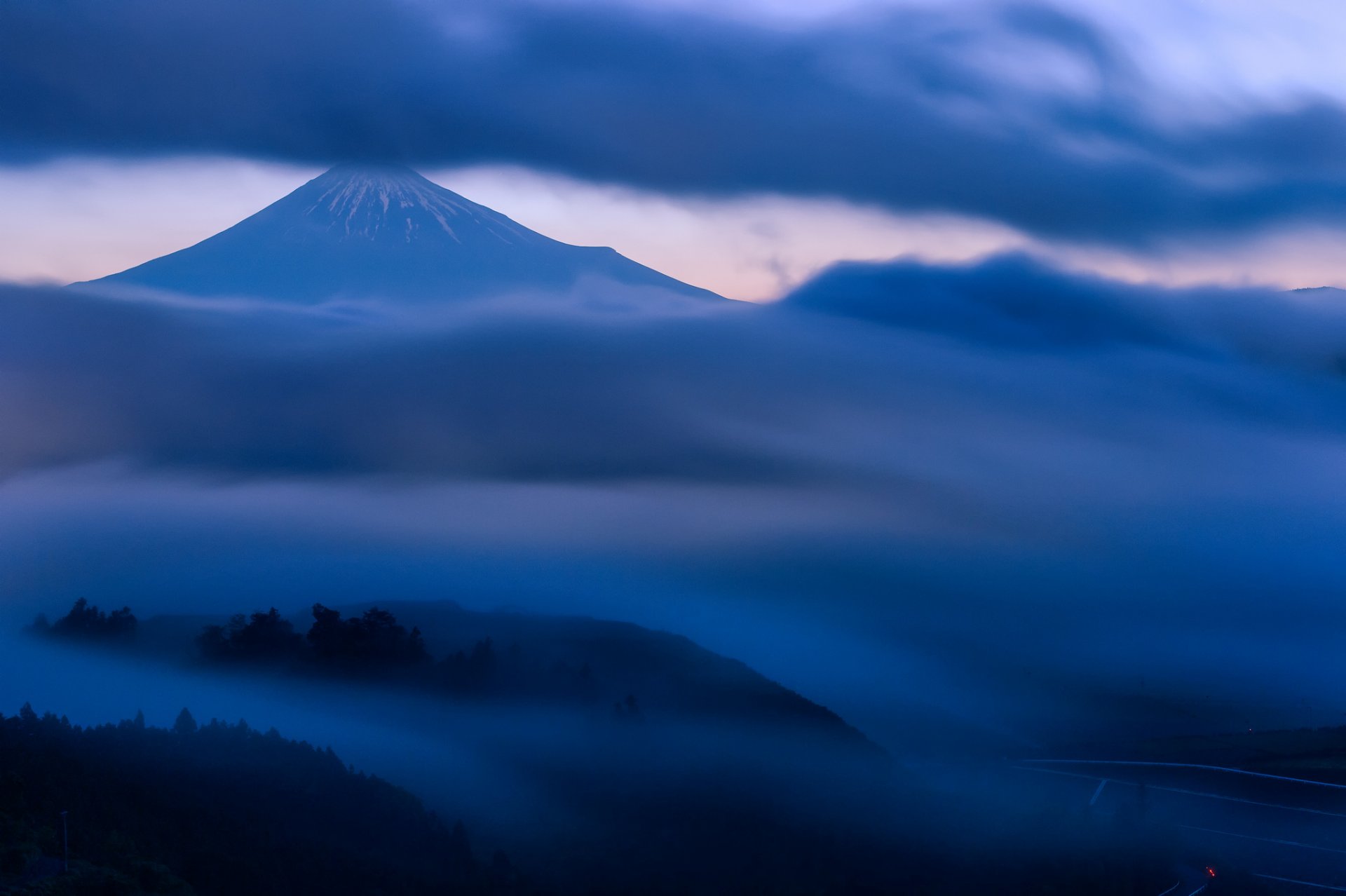 japon honshu fujiyama volcan montagne collines arbres ciel nuages brouillard soirée crépuscule