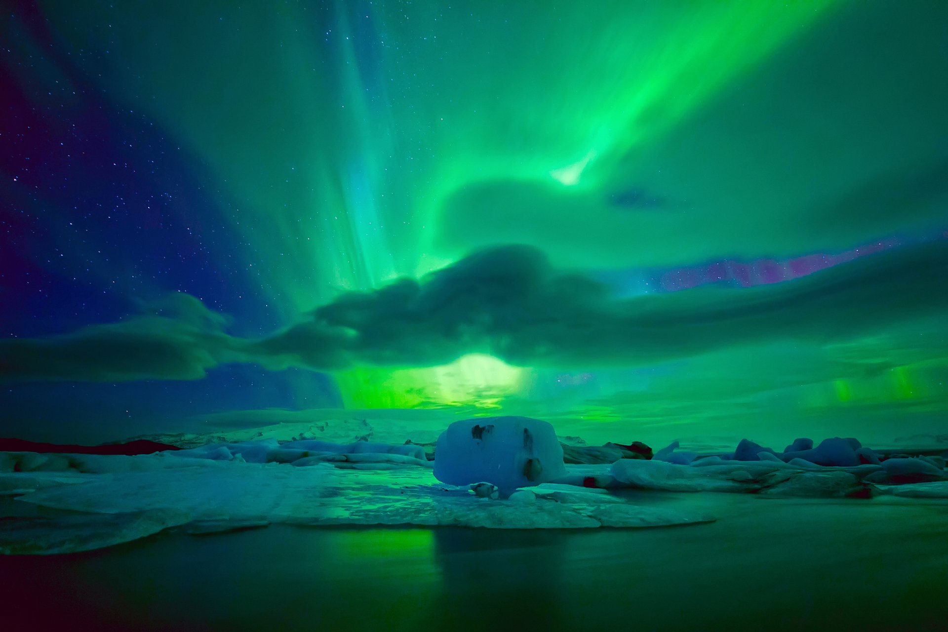 cielo noche estrellas nubes aurora boreal témpanos de hielo hielo