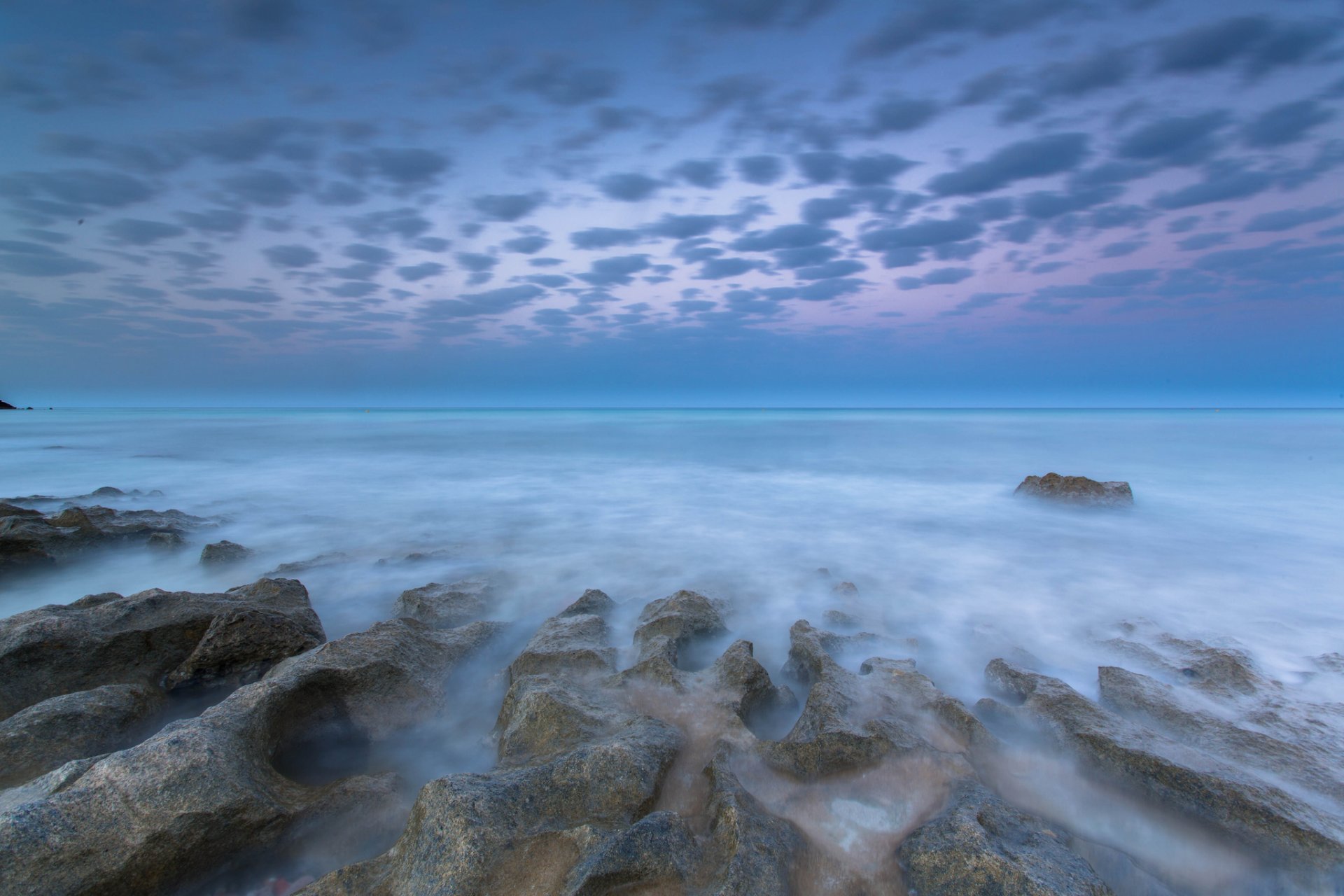 mer côte pierres ruisseaux matin aube nuages