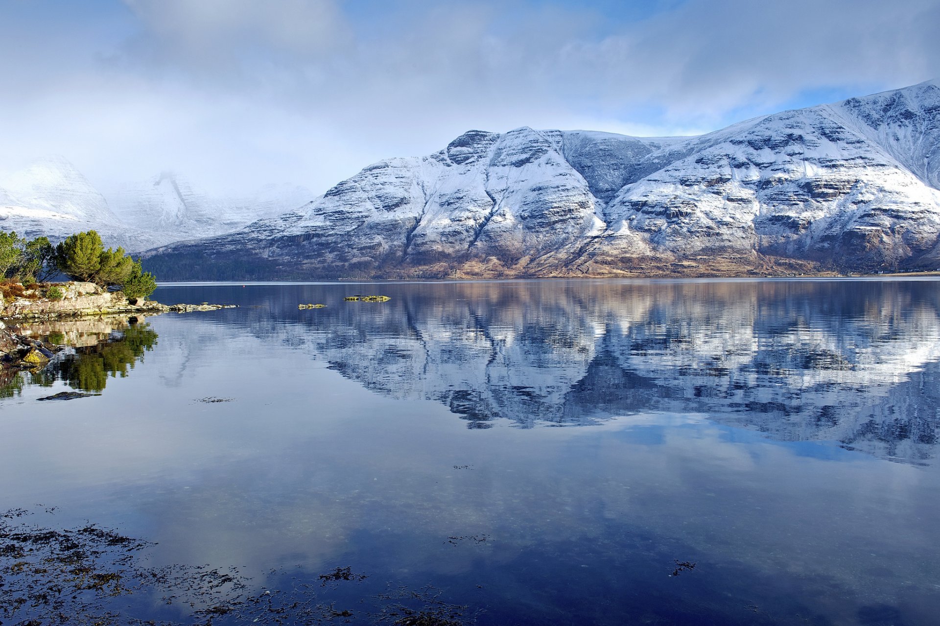 montagna neve lago riflessione sera