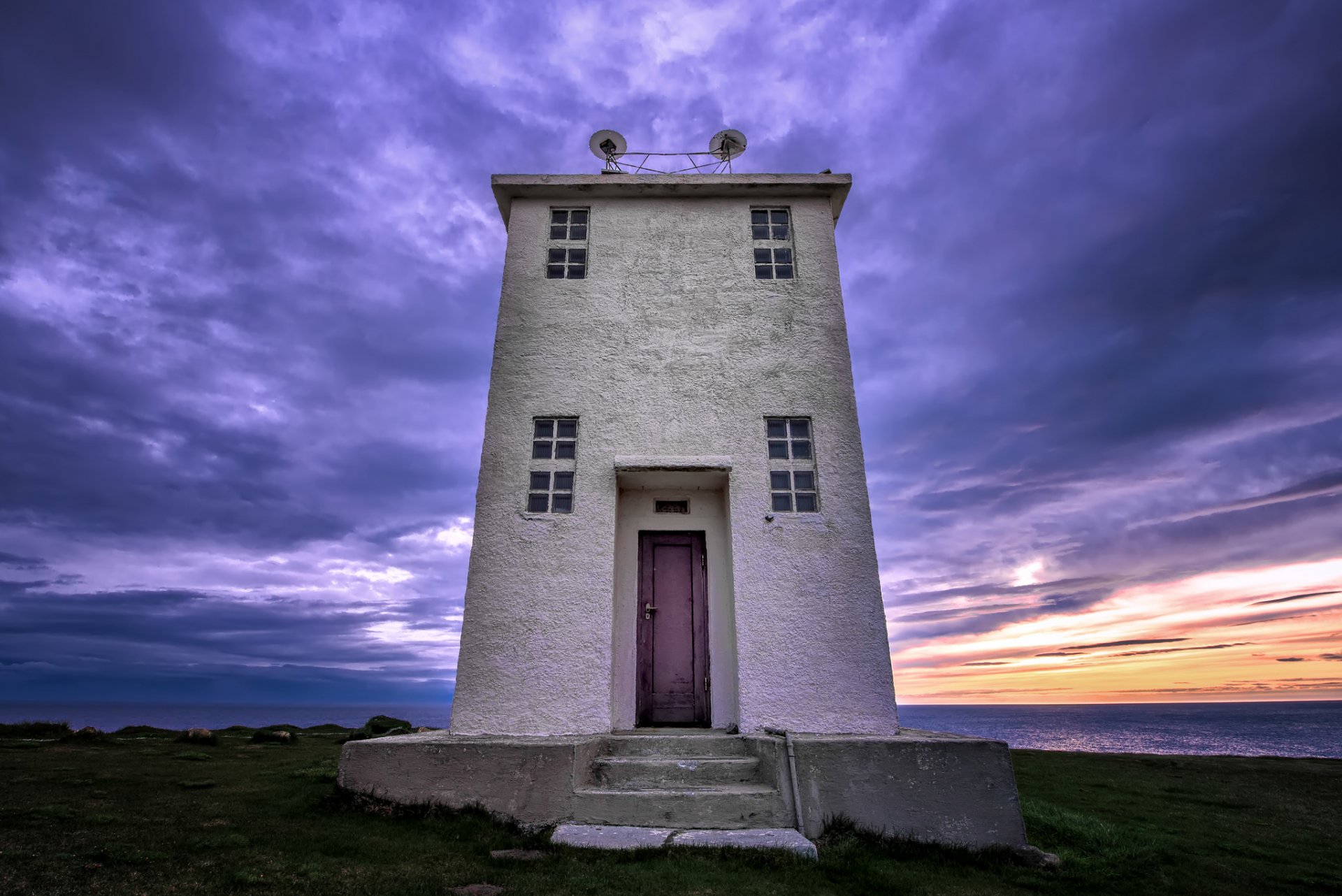 islande phare mer ciel nuages lilas violet soir coucher de soleil nuages