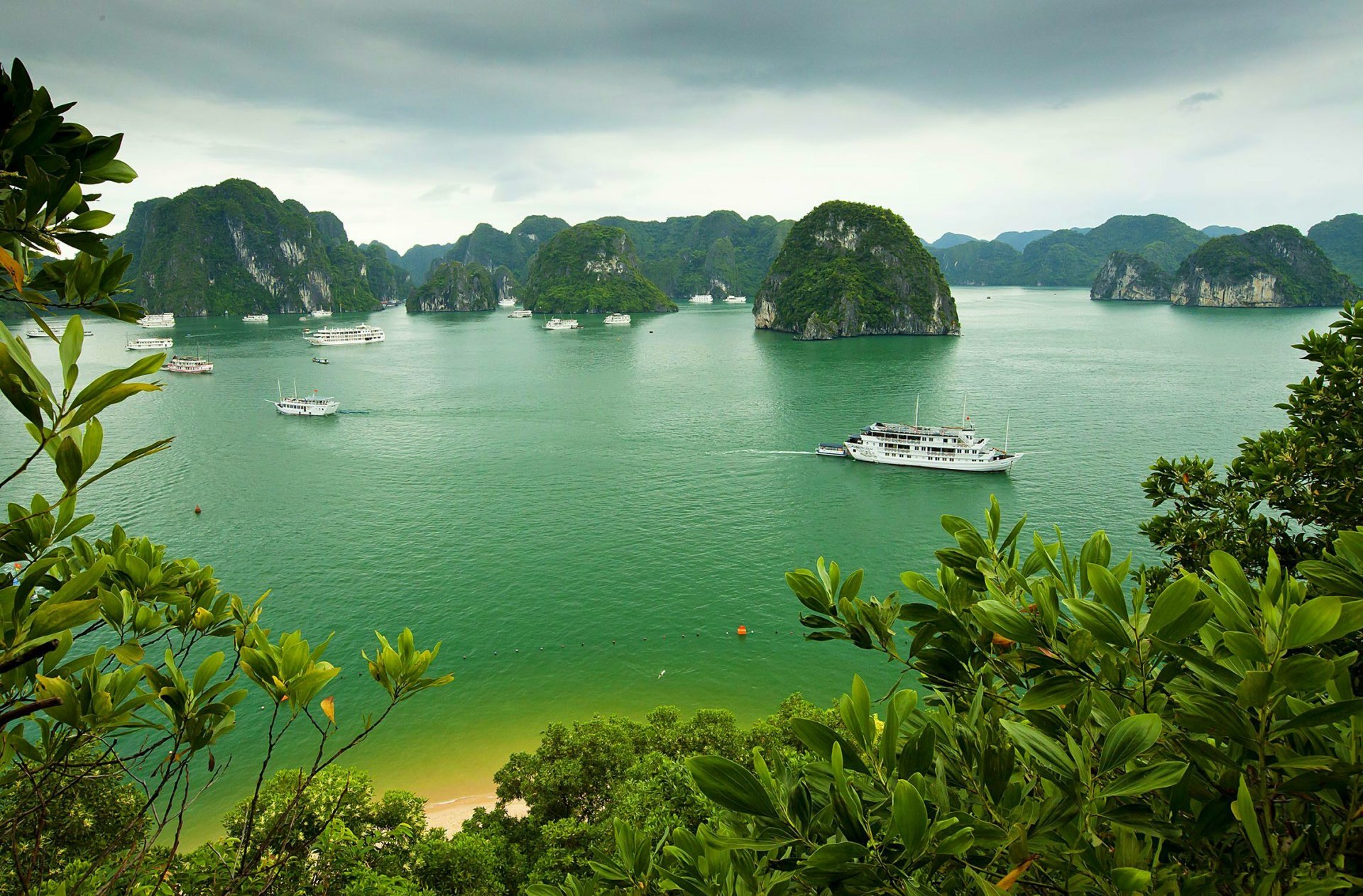 bahía de halong vietnam cielo nubes isla roca montañas mar bahía barco barco yate árboles