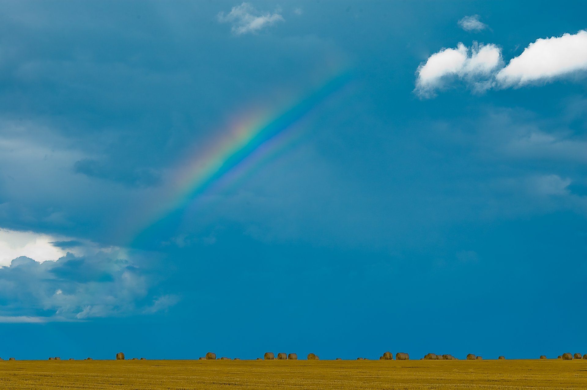 champ balles foin pressé ciel arc-en-ciel nuages