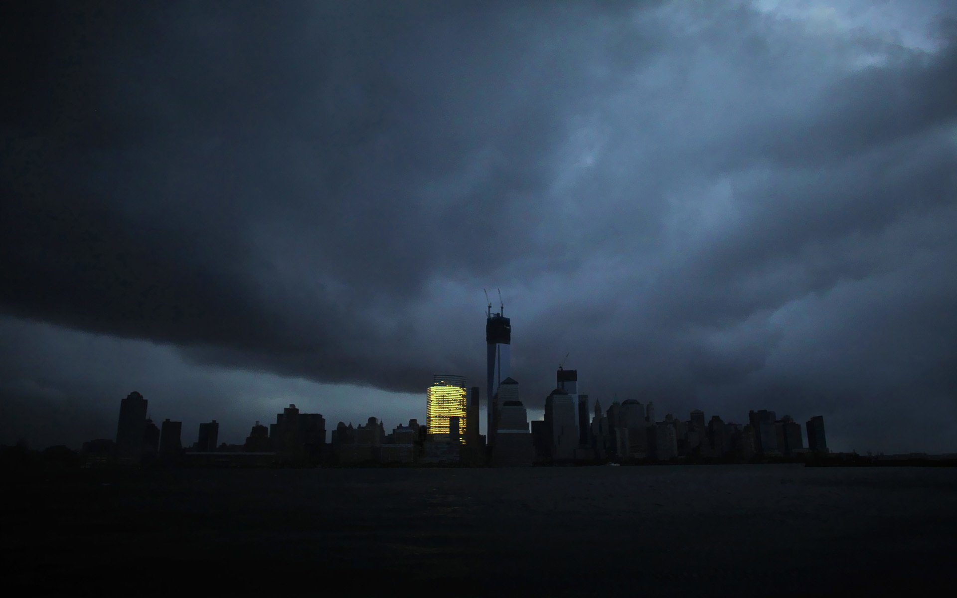 new york city stadt blackout apokalypse insel hurrikan wolken bewölkt