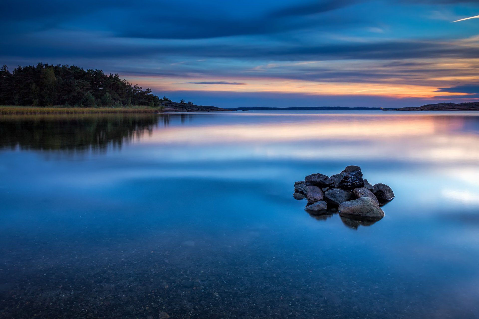 norwegen fluss wasser oberfläche ufer steine wald bäume abend sonnenuntergang himmel blau wolken reflexion natur