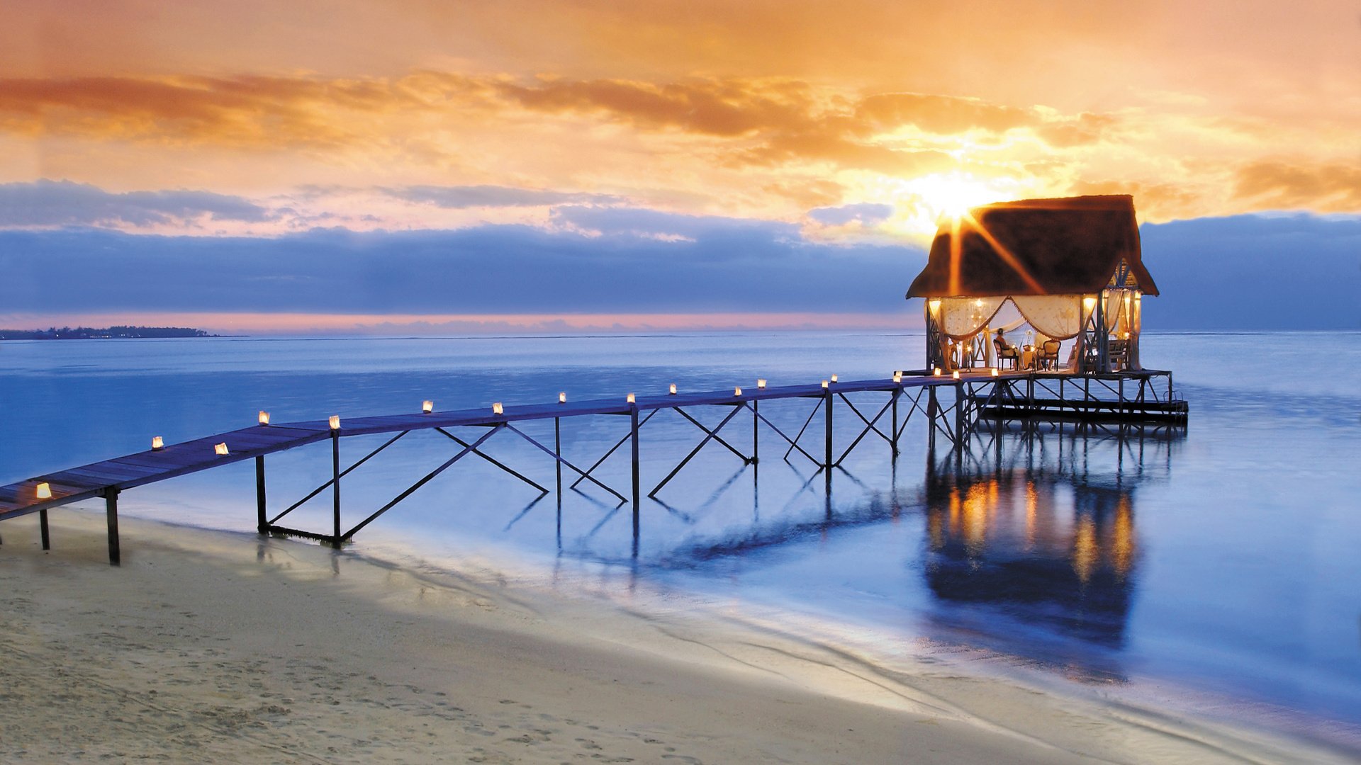 tramonto mare romantico sole molo candele cielo nuvole capanna spiaggia smuchi