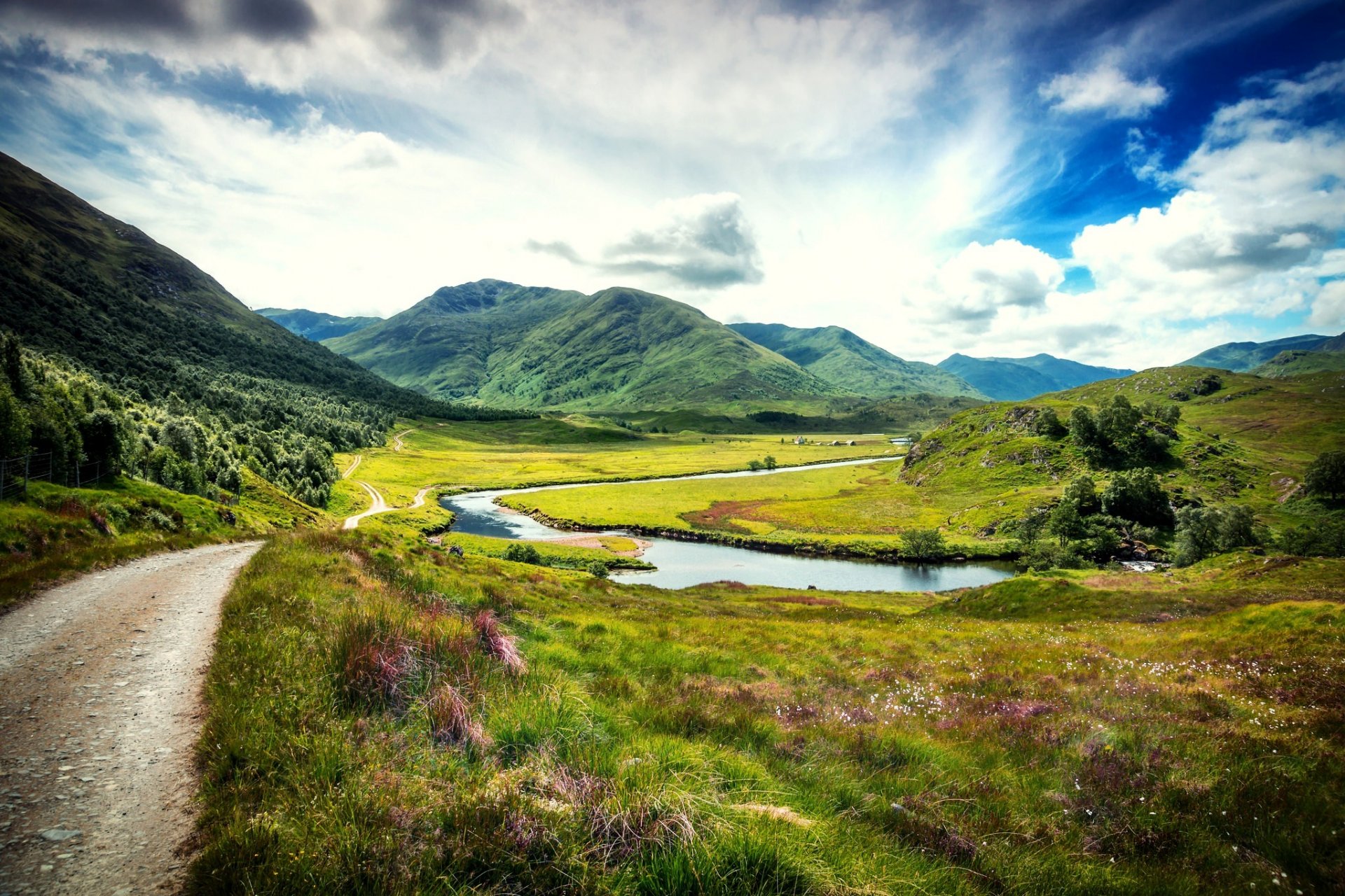 escocia reino unido reino unido naturaleza hierba árboles vegetación lago carretera montañas nubes paisaje