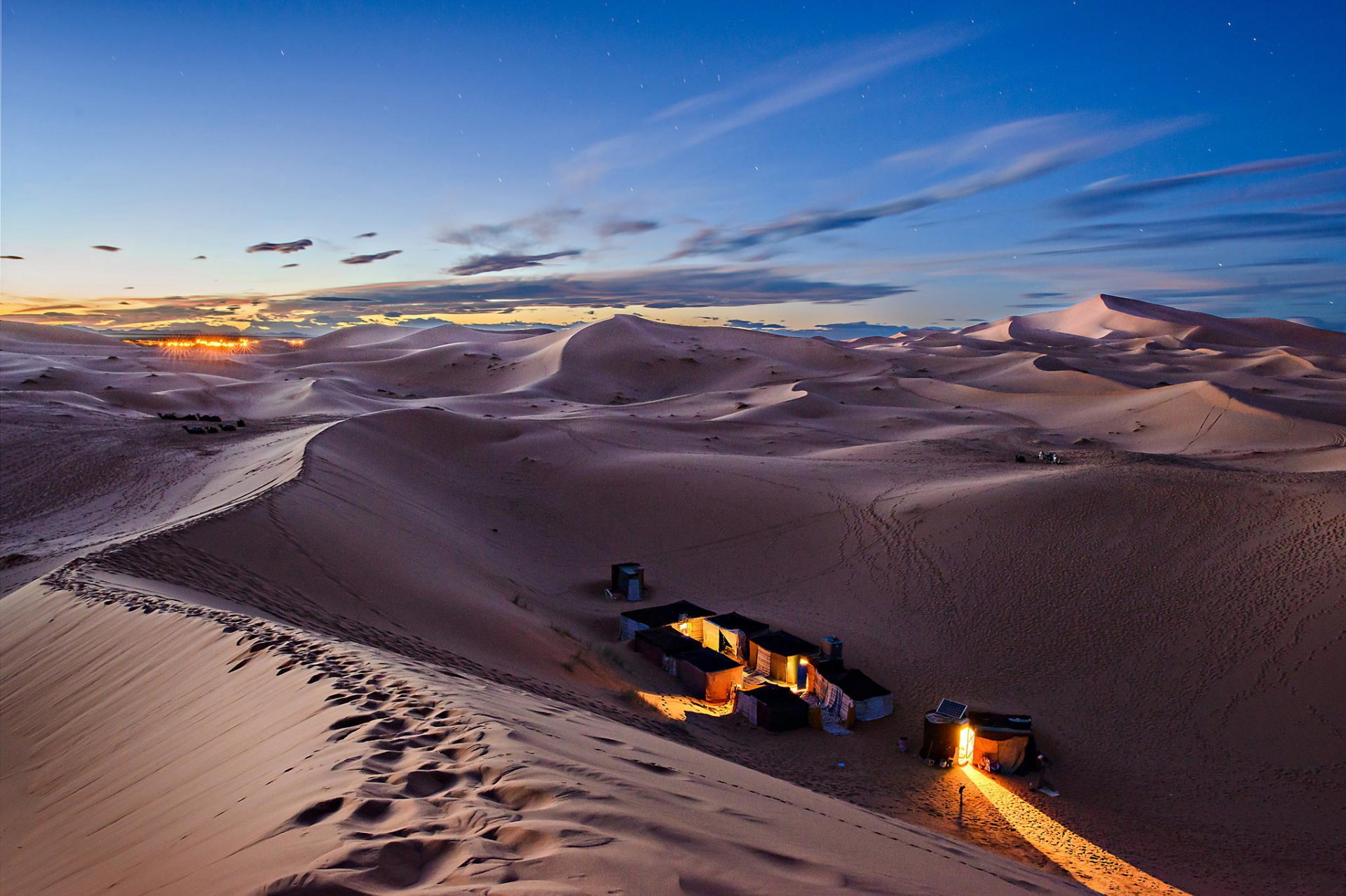 amanecer desierto tiendas de campaña naturaleza dunas