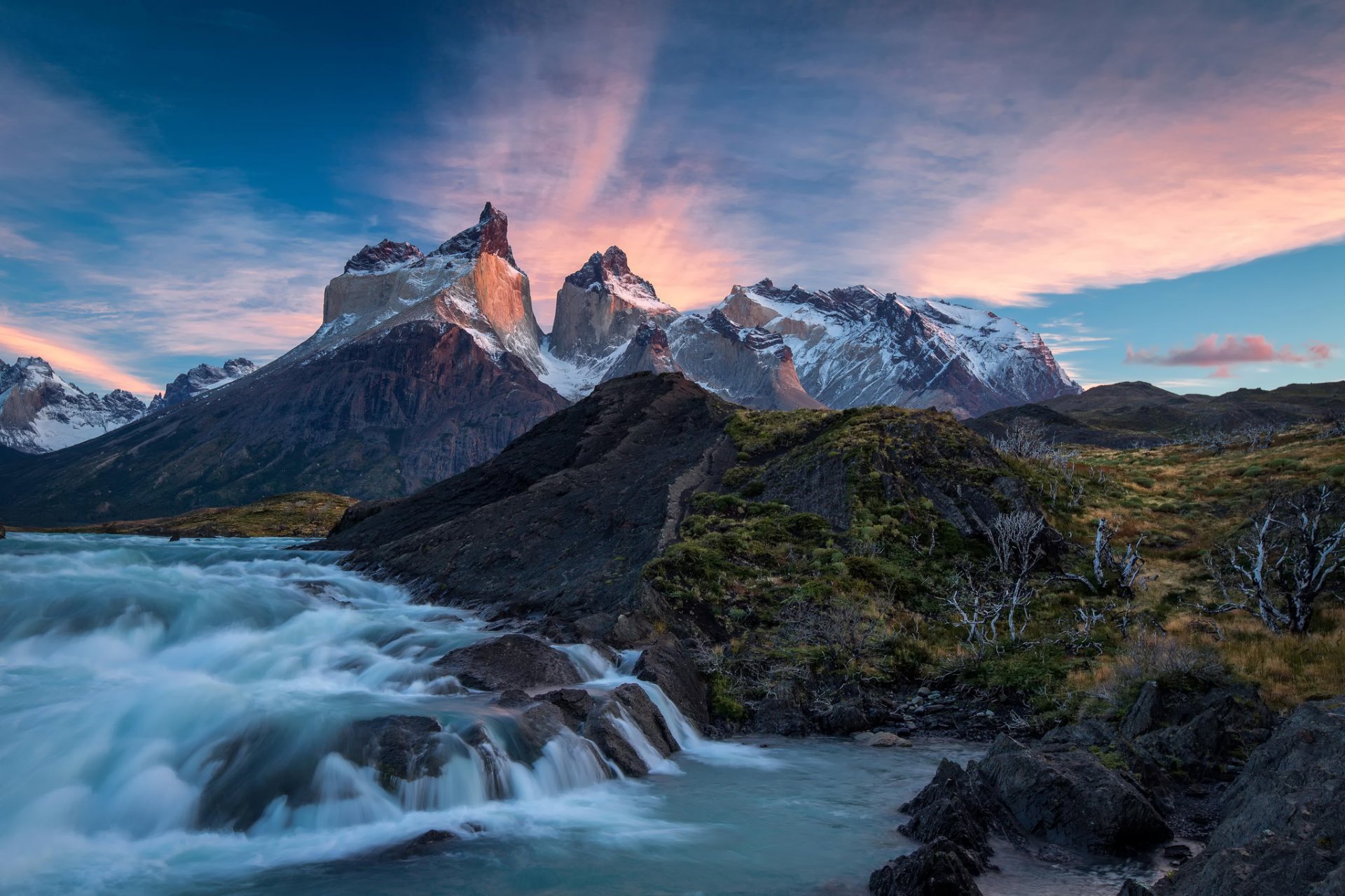 chile torres del paine patagonia park narodowy góry rzeka wschód słońca chmury natura