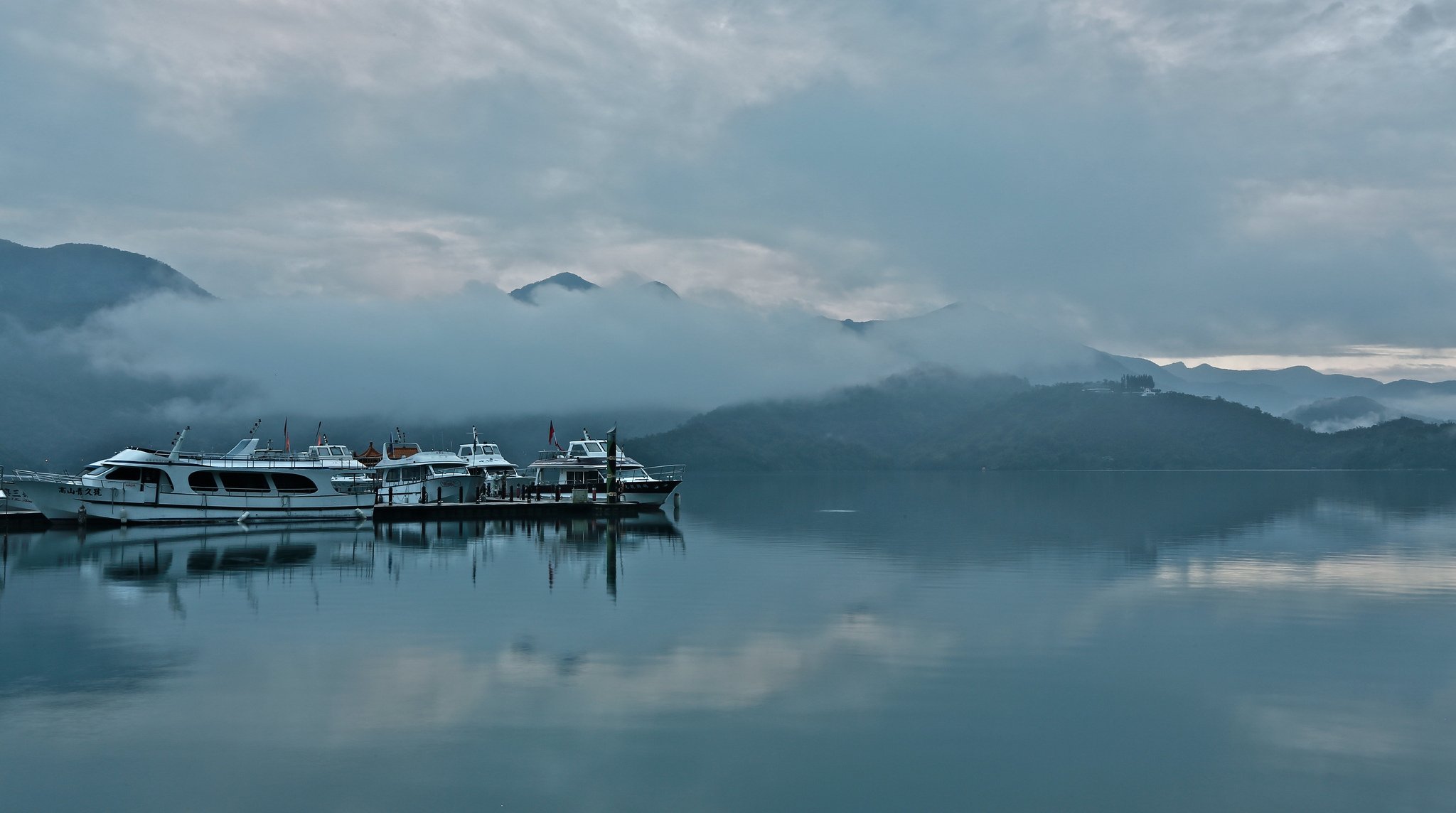 montagnes nuages brouillard baie bateaux