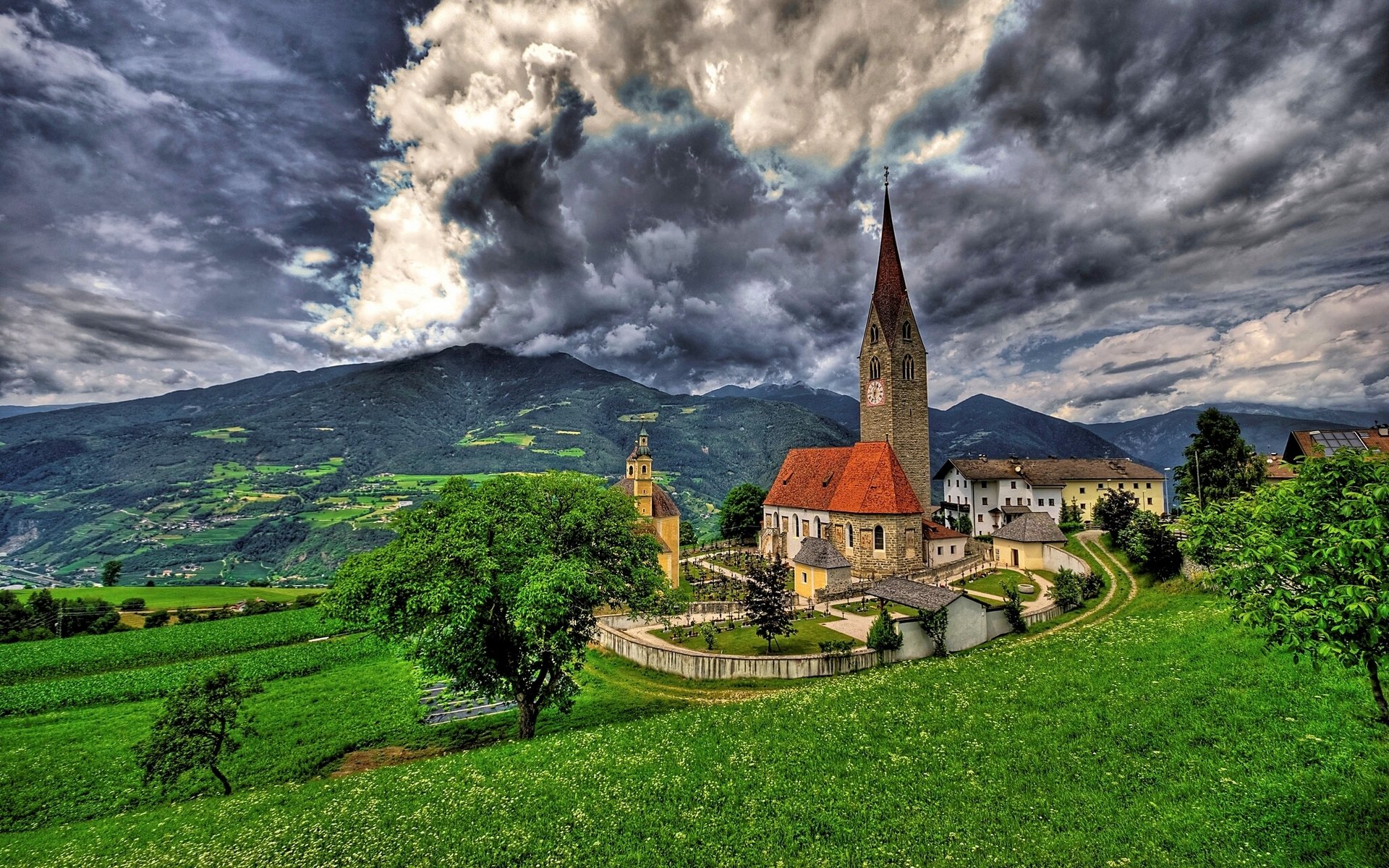 bressanone brixen włochy kościół św. michała alpy kościół san michele góry drzewa panorama