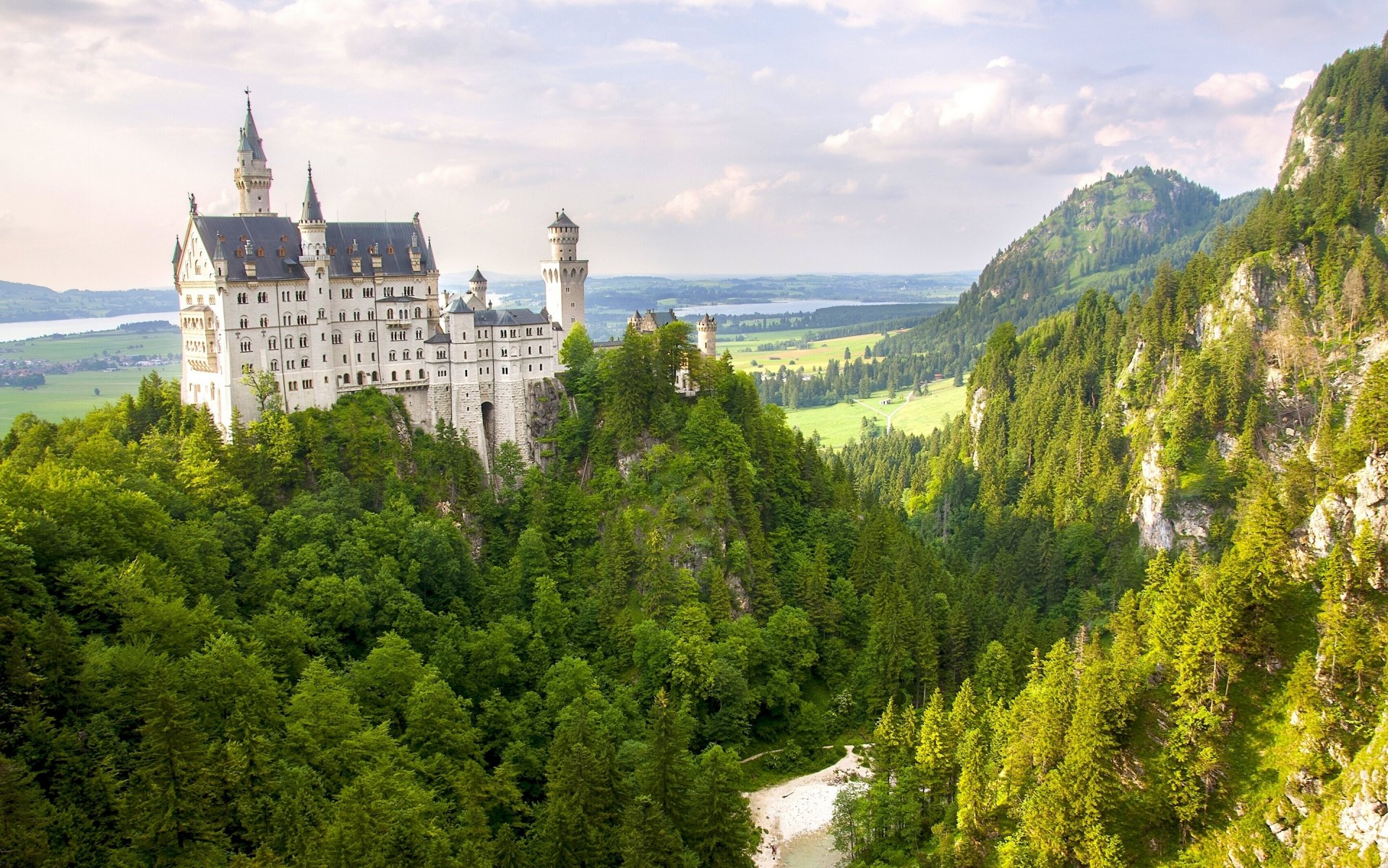 zamek neuschwanstein bawaria niemcy góry las panorama