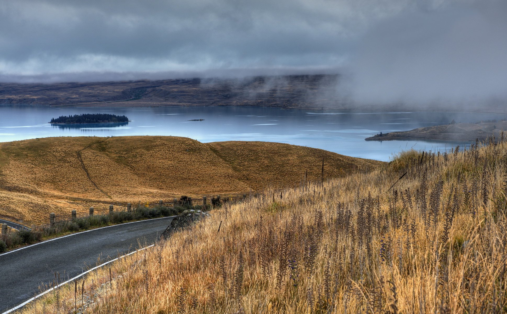 lago isla carretera niebla