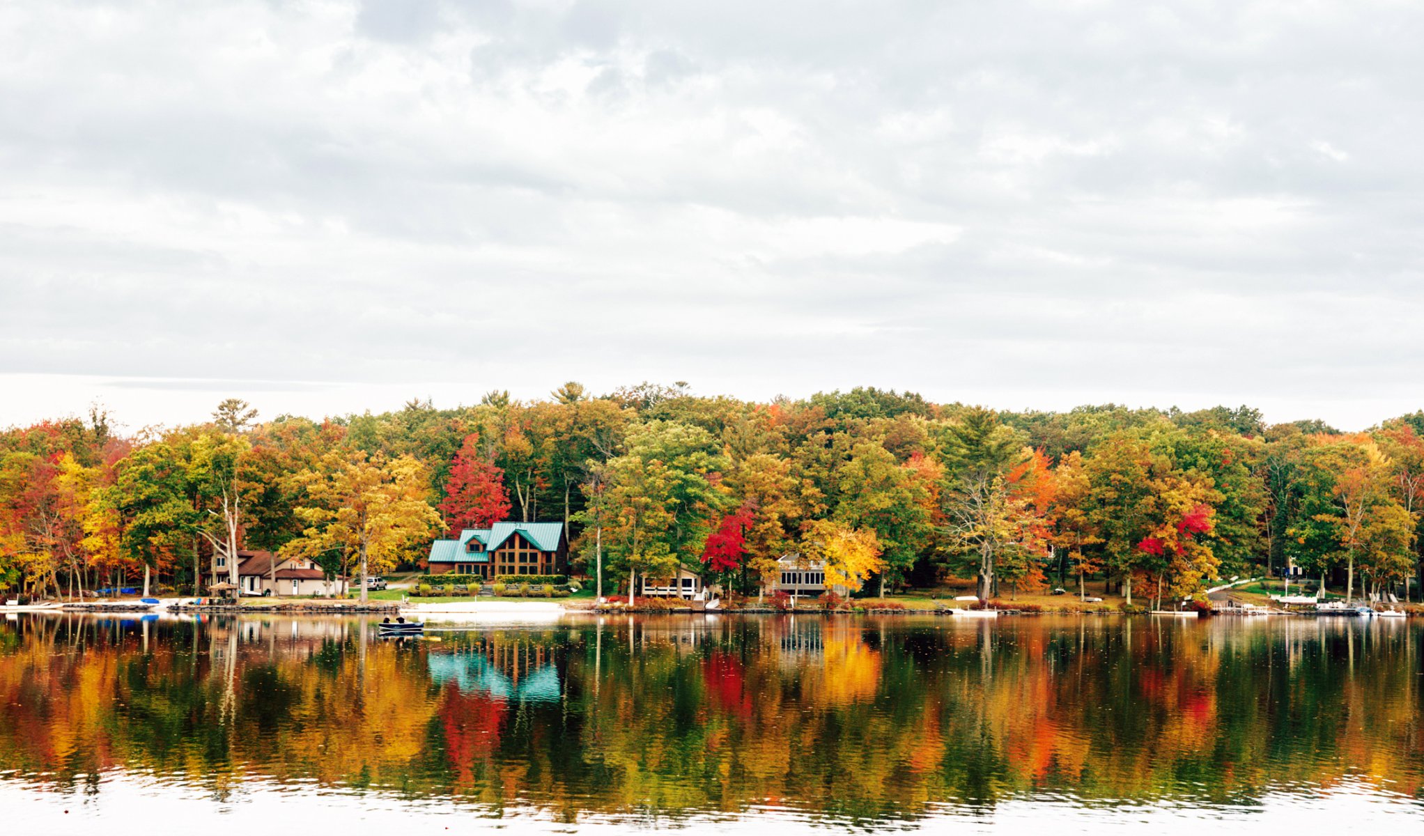 nueva york teedyuskung montañas pocono naturaleza montañas lago barcos costa cabañas otoño