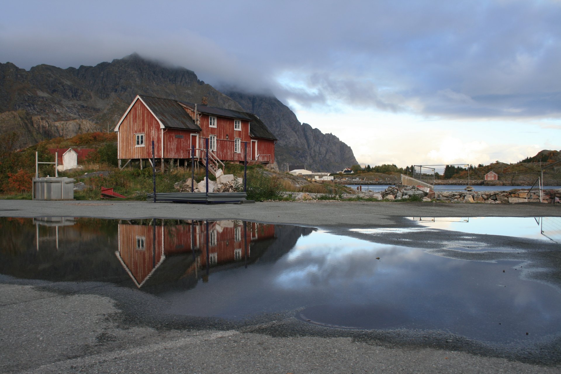 norvegia lofoten casa dopo la pioggia pozzanghere nuvole