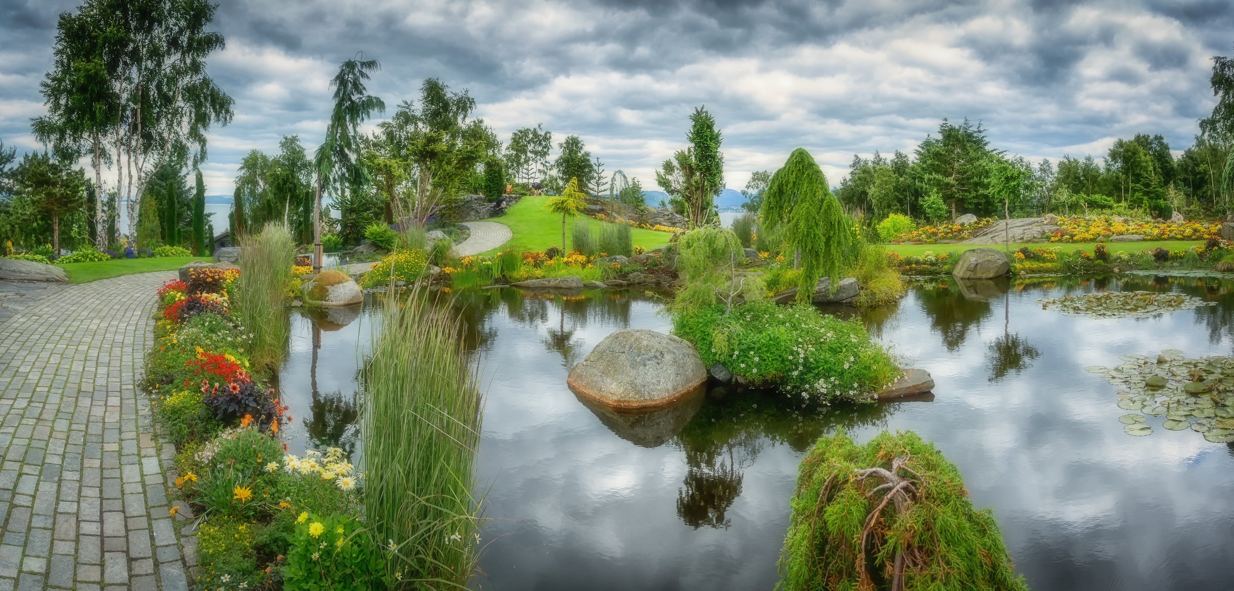 ogród park staw woda kamień drzewo wyspa kwiaty aleja ścieżka niebo chmury natura krajobraz