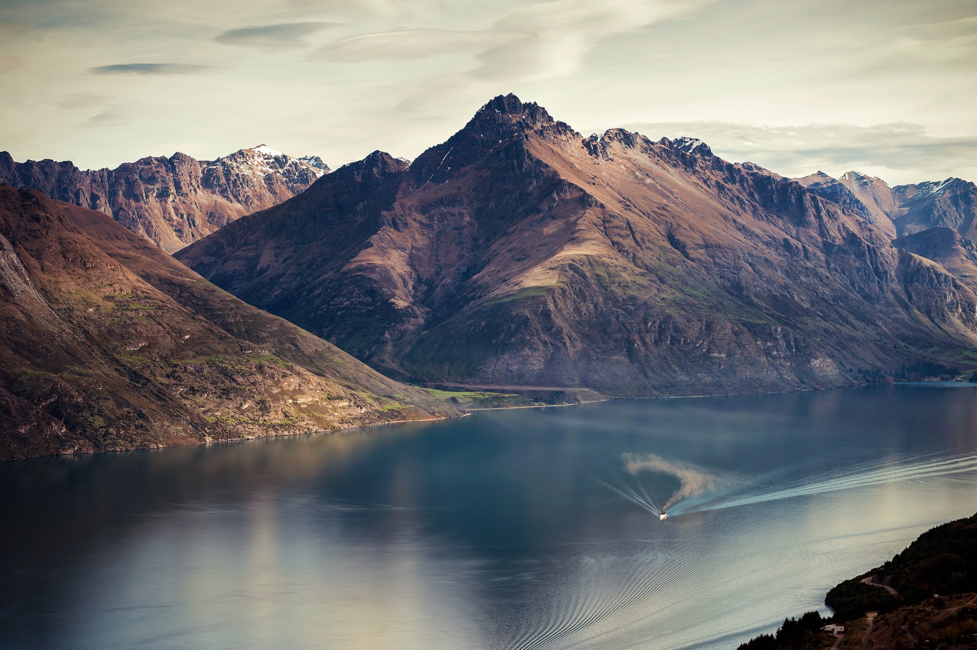 lac wakatipu queenstown montagnes rivière navire nature nouvelle-zélande