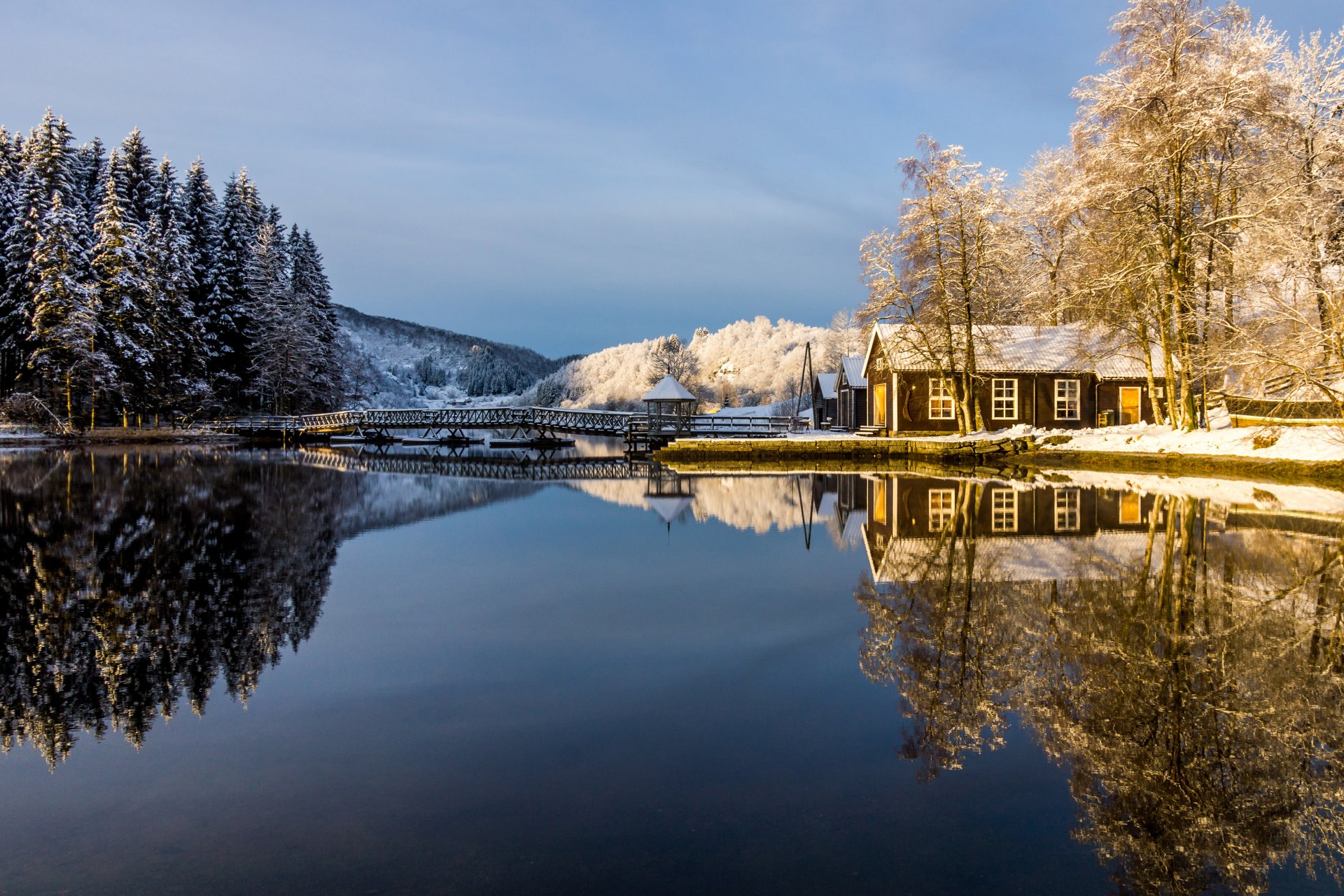 himmel wald winter schnee haus brücke laube see reflexion bäume frost