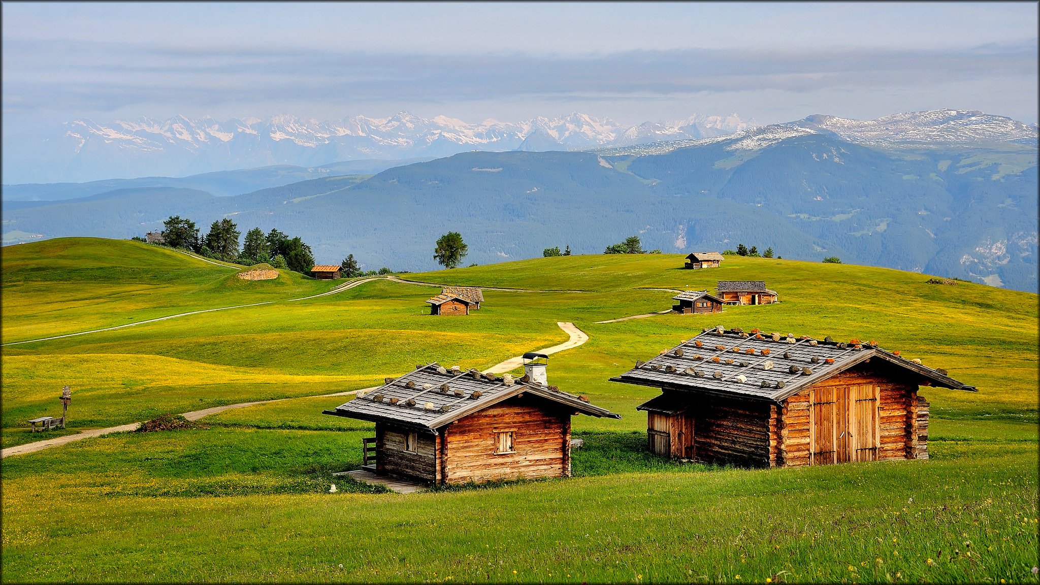 berge alpen häuser bäume straßen sommer