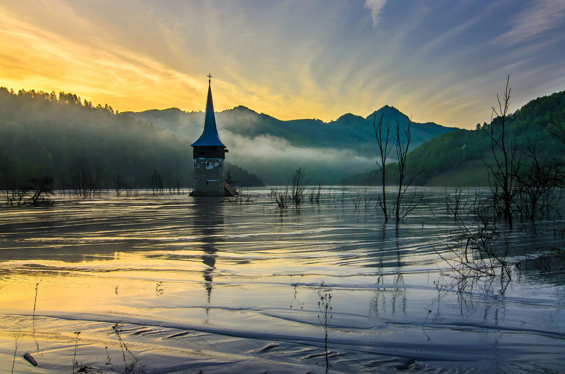 montagnes plaine église inondé printemps matin aube brouillard