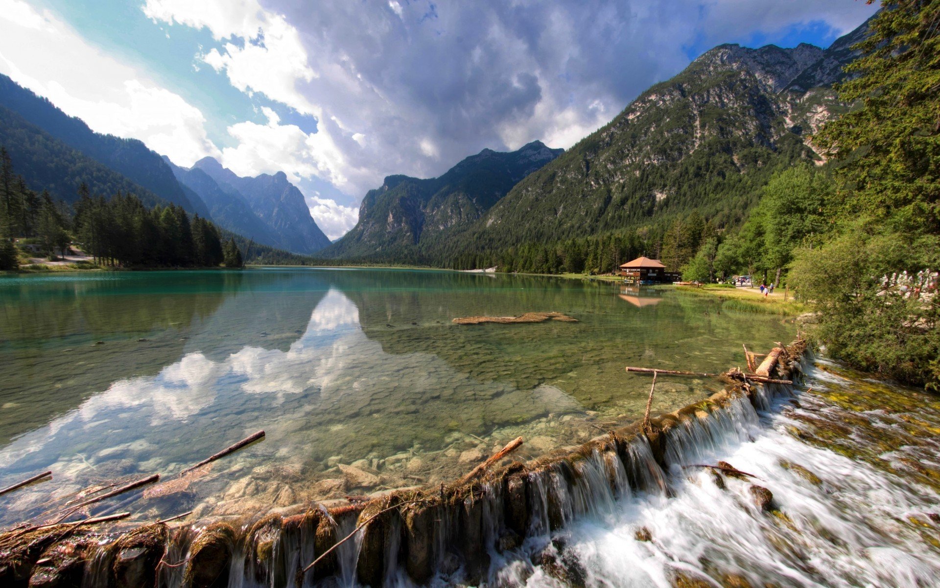 lago montañas casa bosque piedras paisaje naturaleza foto