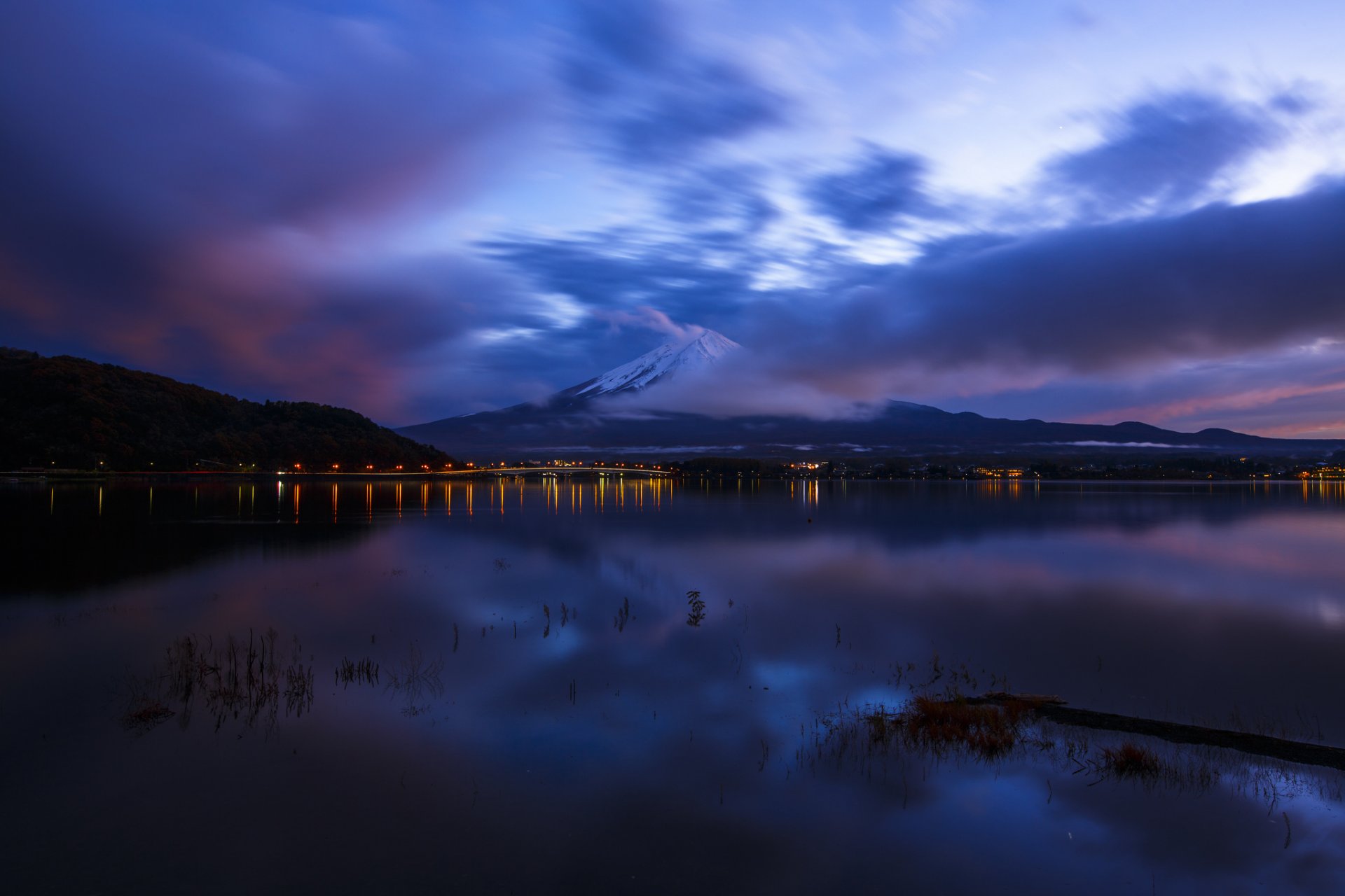 japón honshu fujiyama volcán montaña bahía océano noche azul cielo nubes reflexión