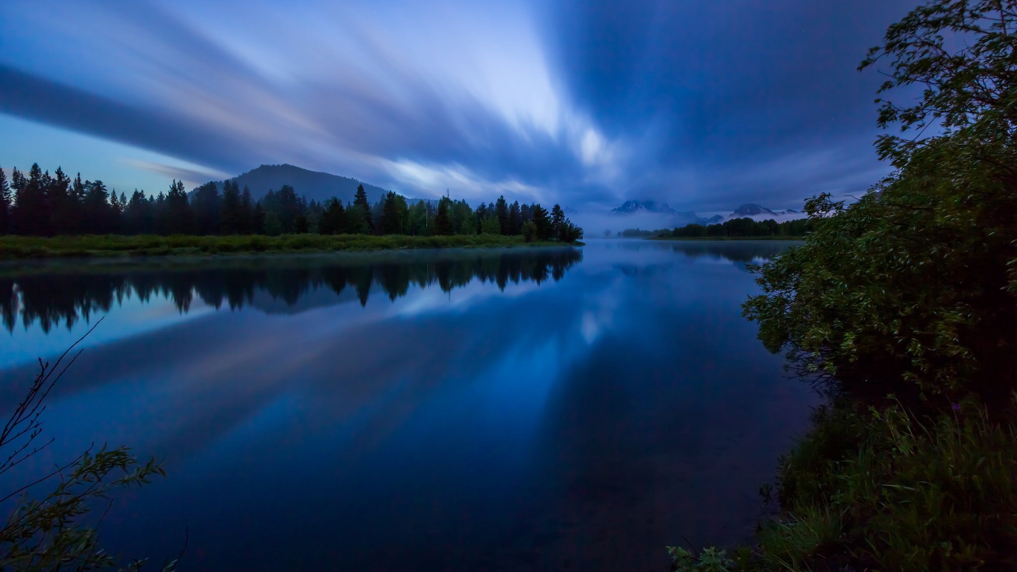 états-unis grand teton parc national grand tetons rivière eau surface réflexion côte arbres forêt montagnes nuit bleu ciel nuages nature