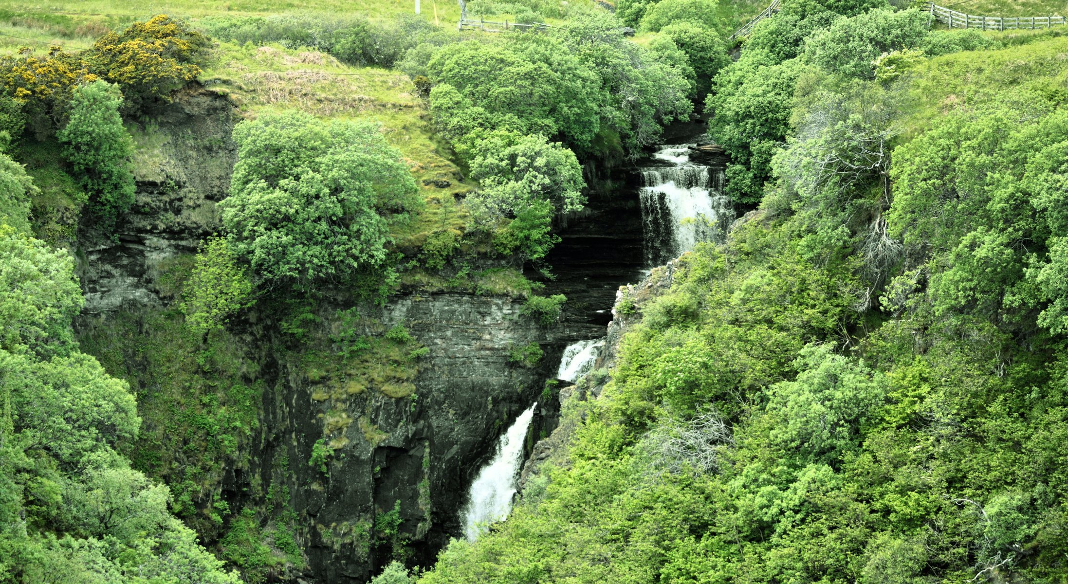 wasserfall skye island schottland wasser strom felsen gras strauch