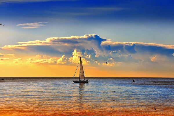 Hermoso yate al amanecer junto al mar