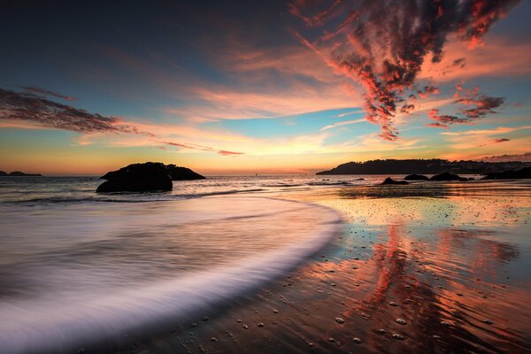 Paisaje de verano bajo el cielo rosa