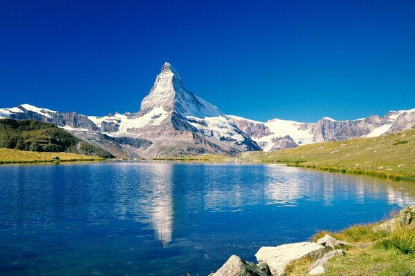 Frühlingshafte Berggipfel am See