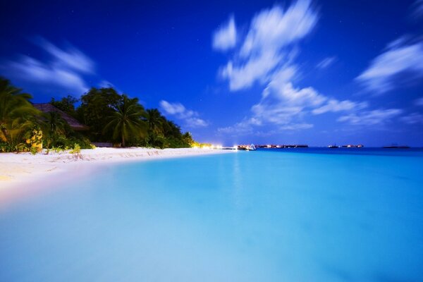 L eau d Azur de l océan. Plage de sable blanc