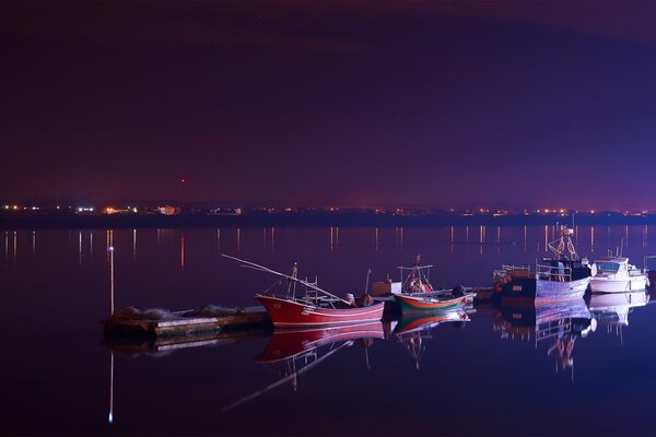 Bateaux rouges dans le port de nuit