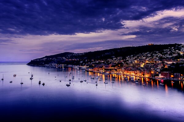 Une soirée sombre sur la côte d Azur en France