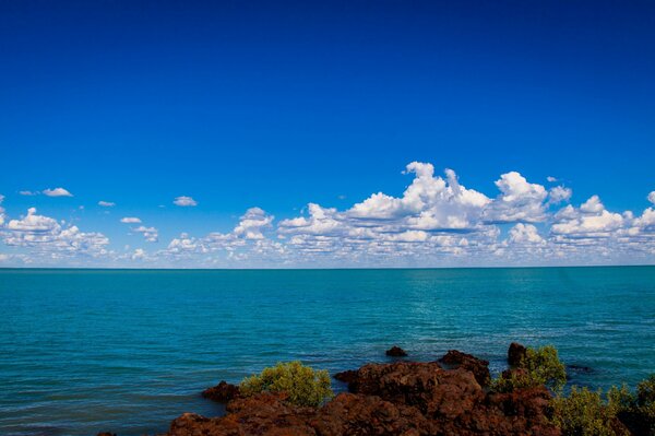 Cielo nublado sobre las olas azules