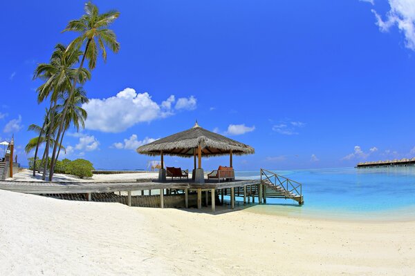 Isla paradisíaca. cielo azul