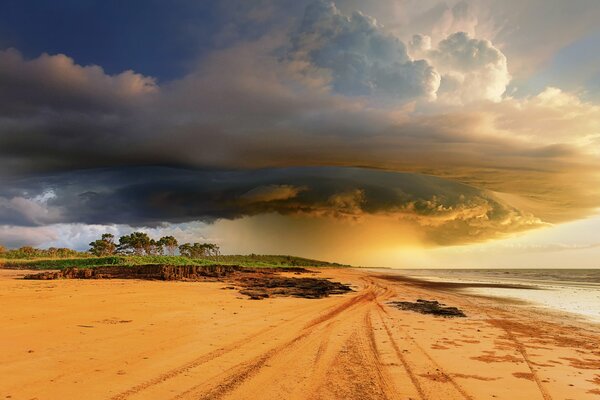 Тропический шторм на пляже в Австралии