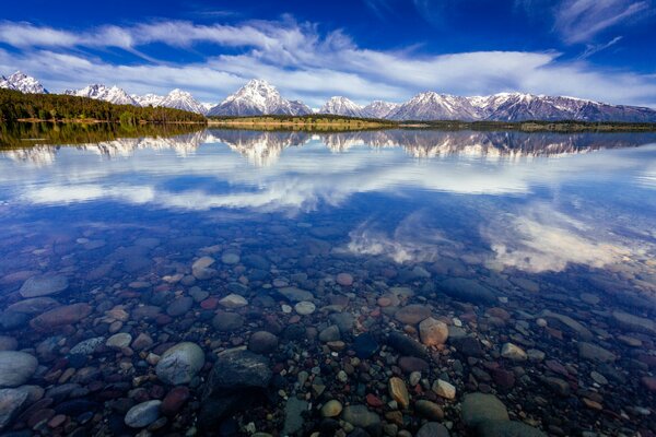 Reflexion der Berge im Seewasser