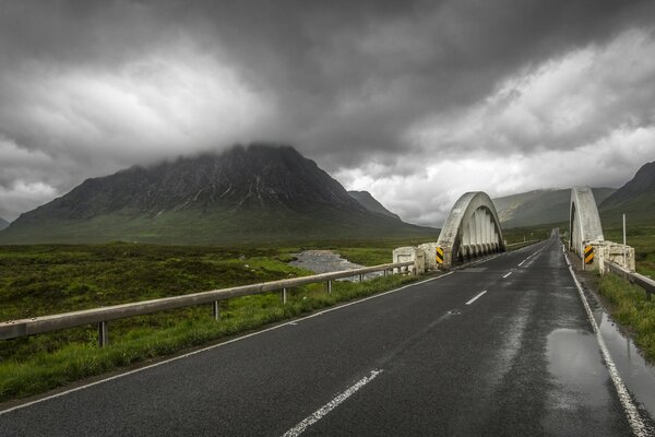 Pont automobile sur fond de montagnes automnales