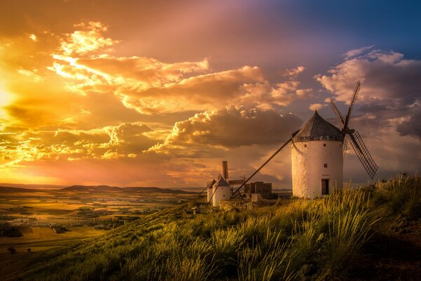 Spanische Windmühlen im Tal