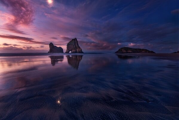 Reflet dans l eau des rochers et du coucher du soleil