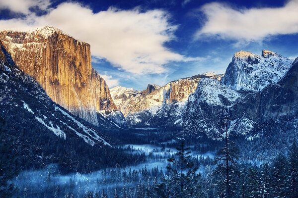 Fog at the foot of the mountains in the Sierra Nevada National Park